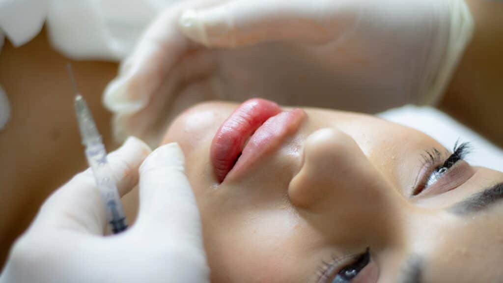 A jaw line injection of hyaluronic acid can create a younger and more rejuvenated face.